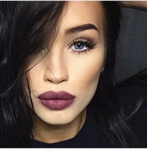 Темна помада на губах