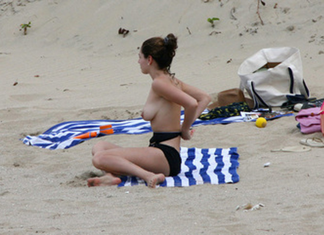Келли Брук на пляже топлесс