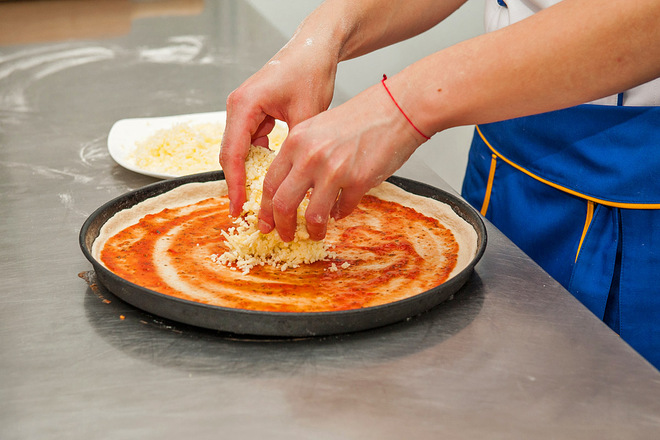 Пицца с охотничья рецепт. c5534d23fd9c0e55538e01c158af8355 pizza okhotnichiya dsc 0928. Пицца с охотничья рецепт фото. Пицца с охотничья рецепт-c5534d23fd9c0e55538e01c158af8355 pizza okhotnichiya dsc 0928. картинка Пицца с охотничья рецепт. картинка c5534d23fd9c0e55538e01c158af8355 pizza okhotnichiya dsc 0928. Охотничью пиццу можно приготовить в домашних условиях потратив на это от 15 до 40 минут. Все зависит от рецепта, которым воспользуетесь. Главный ингредиент блюда — одноименные колбаски. Остальные продукты добавляйте по своему желанию и вкусовым предпочтениям. Какие ингредиенты гармонично сочетаются в начинке и как приготовить пиццу за 15 минут — пошаговые рецепты с фото.