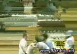 В кольцо кидают девушку