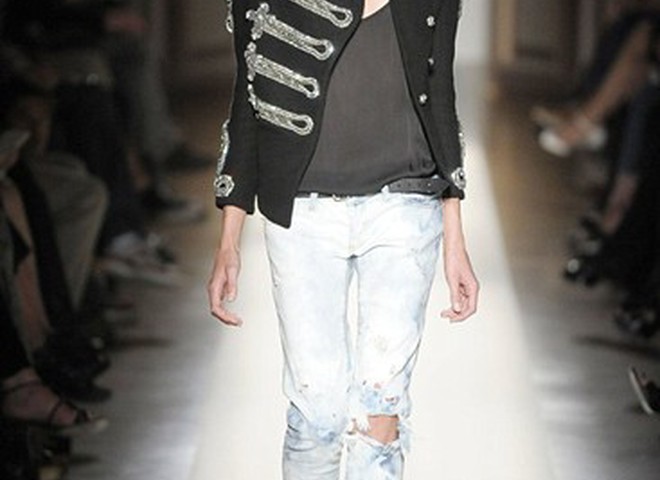Парижский бренд Balmain продает рваные джинсы за $2 тыс. 
