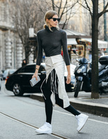 Как носить кроссовки: street-style примеры