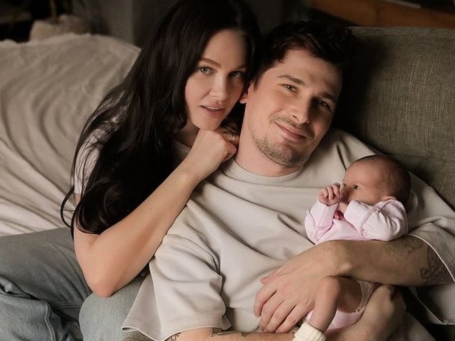 Позитив привітав дружину із 36-річчям, показавши її дитяче фото