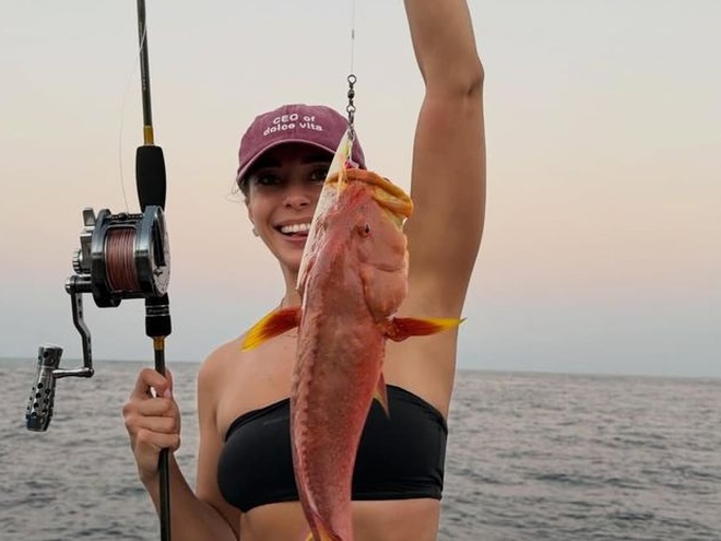 З келихом ігристого та вудкою: Неплях показала, як рибалить на Мальдівах