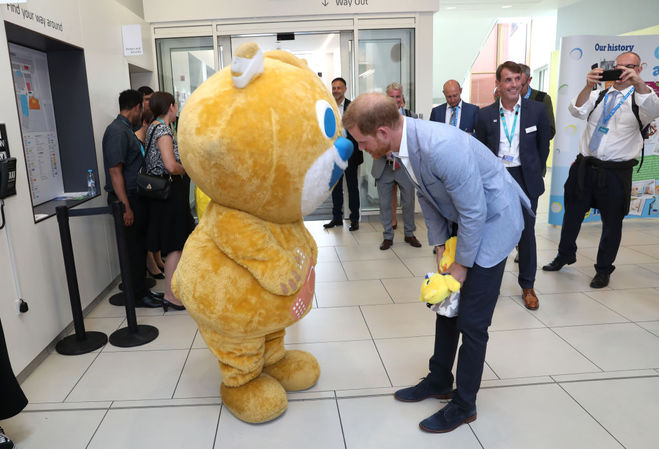 Принц Гарри начал стремительно лысеть