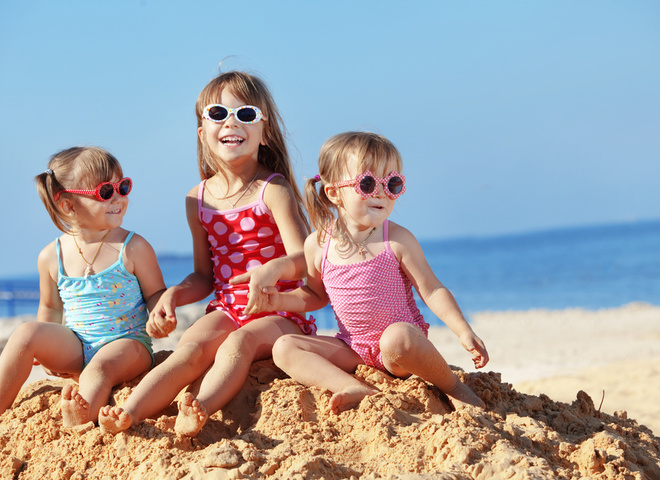 Ігри з дитиною на пляжі: чим зайнятися біля води?