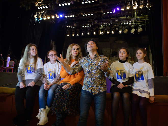 знаменитости с детьми-переселенцами