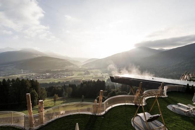 один из самых экстремальных в мире бассейнов