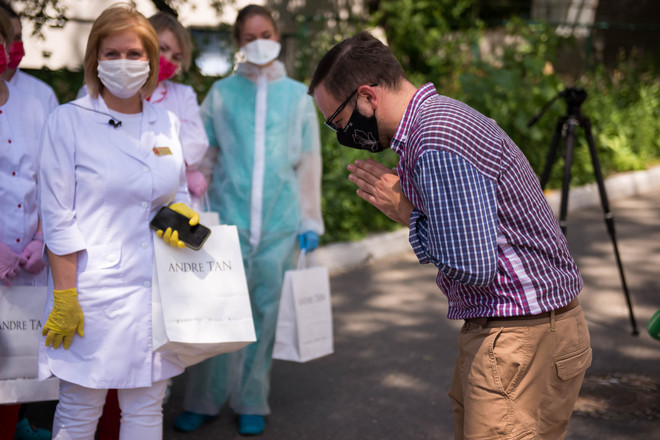 Андре Тан подарил женщинам-врачам дизайнерские платья, поблагодарив за ежедневный труд