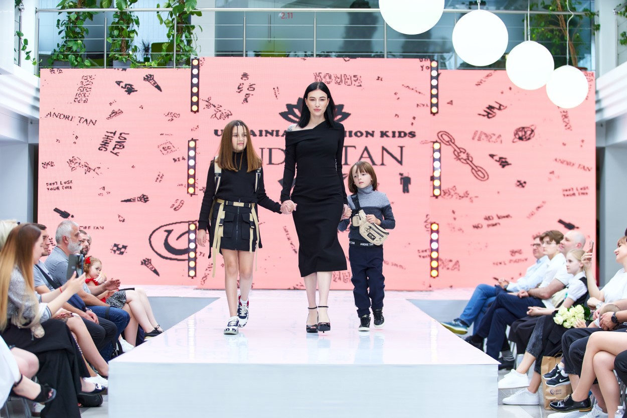 Показ коллекции YES by Andre TAN