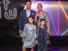 Камалия с мужем и дочками