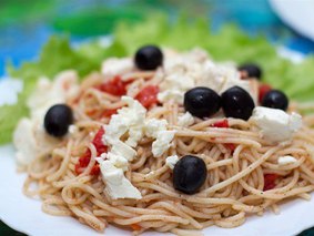 Спагетти с оливками и фетой 