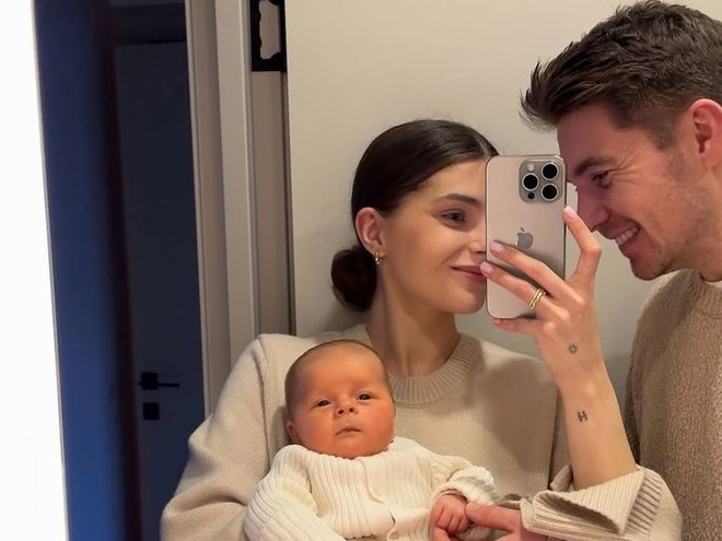 «Обожнюємо»: Остапчук з дружиною опублікували нові фото з 2-місячним сином