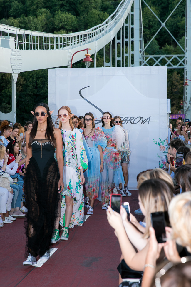 Fashion Show SEREBROVA SS20 на Пешеходном мосту через Днепр: фотоотчёт