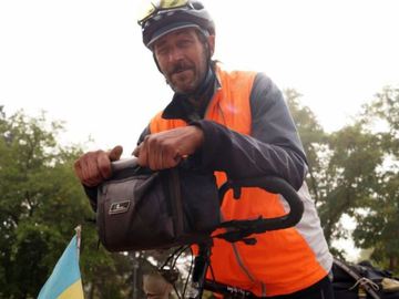 Украинский пенсионер проехал 17 стран на самодельном велосипеде