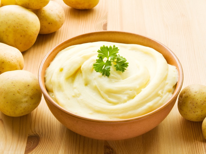 Оригинальные рецепты картофельного пюре. 128792 shutterstock 83967187. Оригинальные рецепты картофельного пюре фото. Оригинальные рецепты картофельного пюре-128792 shutterstock 83967187. картинка Оригинальные рецепты картофельного пюре. картинка 128792 shutterstock 83967187. Кто из нас в холодную зимнюю пору не любит поужинать пюрешечкой с котлеткой или селедочкой. Просто и вкусно. Иногда даже больше ничего и не нужно для счастья после долгого морозного дня. Да и вообще, картошка зимой всегда идет на ура.
