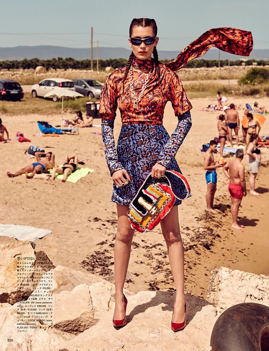 Белла Хадід в пляжній зйомці Vogue Japan