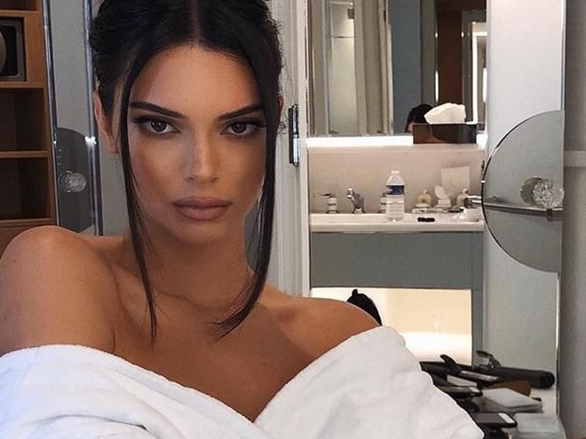 Який вигляд має найстильніша сукня на осінь: показує Кендалл Дженнер