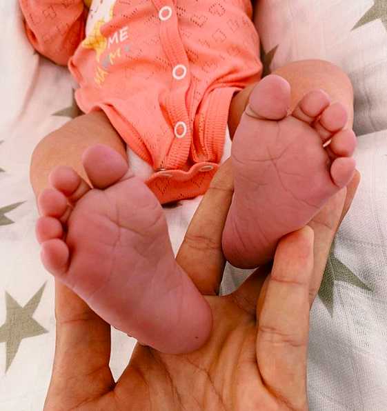 Санта Дімопулос з новонародженою дочкою