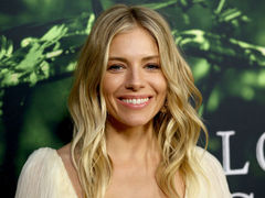 Сиенна Миллер в платье от Chloé