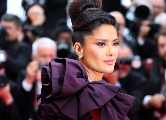 58-річна Сальма Гаєк знялася для обкладинки глянцю в бікіні