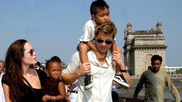 Джоли и Питт: жизнь звездной пары в фотографиях