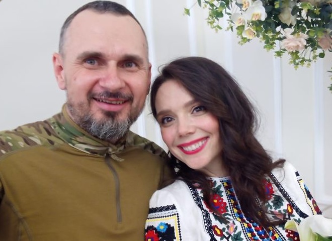 Вперше побачив Україну: Дружина Сенцова повернулася із США із тримісячним сином