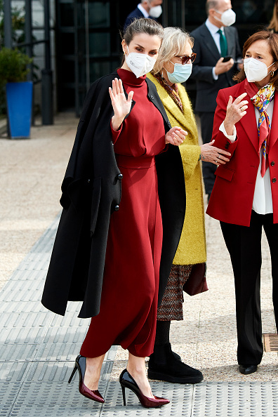 Королева Испании Летиция в бордовом платье Massimo Dutti