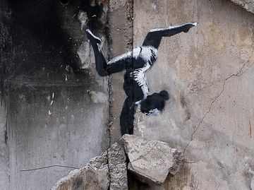 Графіті Бенксі на зруйнованому будинку в Бородянці
