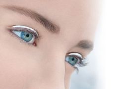 Сила відображення: дзеркальний лайнер від Dior