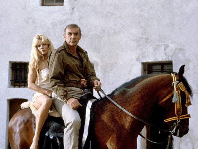 Кім Бесінджер у фільмі «Ніколи не говори ніколи»