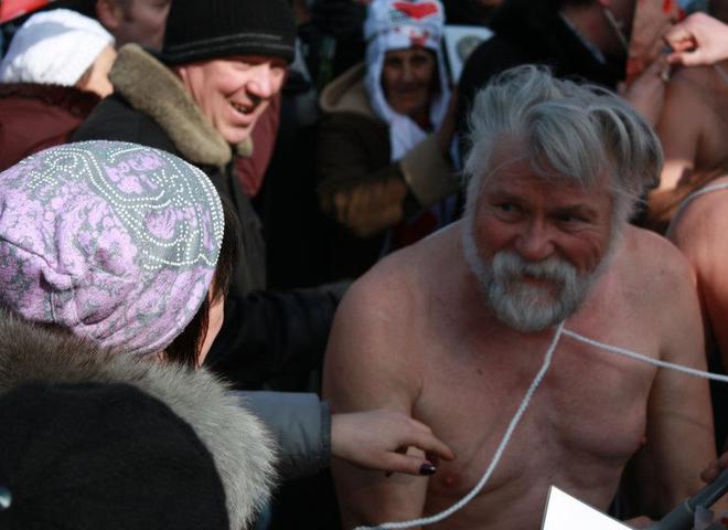 Чоловіки роздягнулися під колонією Тимошенко