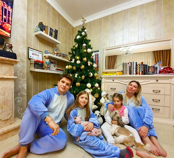 Новогодняя ёлка Анатолия Анатолича и Юлы