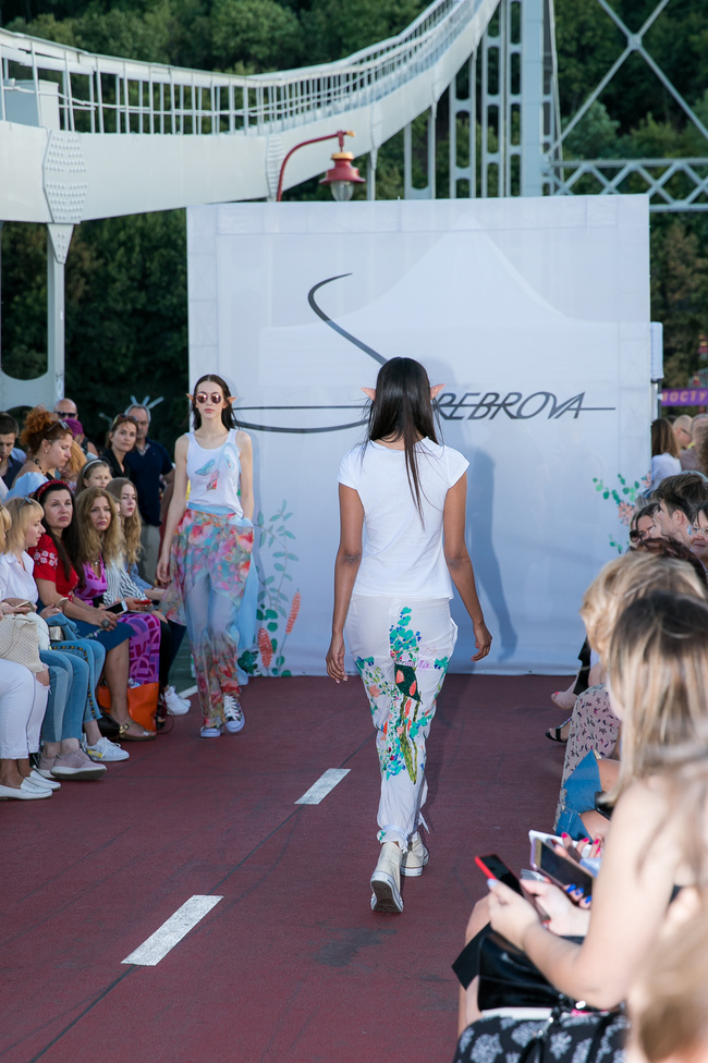 Fashion Show SEREBROVA SS20 на Пешеходном мосту через Днепр: фотоотчёт