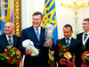Януковичу подарили боксерские перчатки
