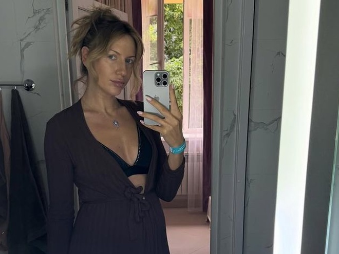 Леся Нікітюк показала, як за oversize-луками ховала вагітність