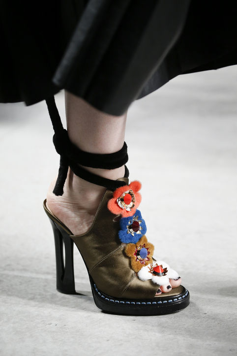 Модная обувь 2016: обильный декор