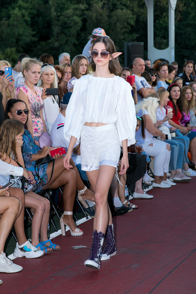 Fashion Show SEREBROVA SS20 на Пешеходном мосту через Днепр: фотоотчёт