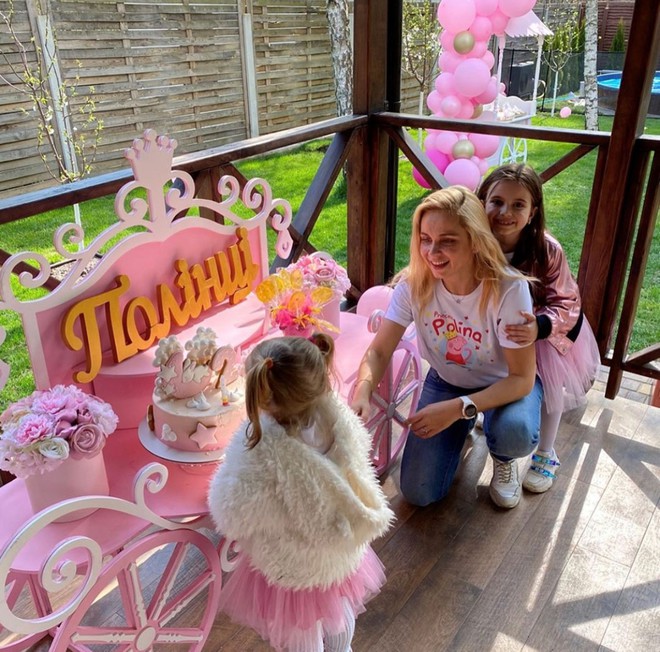 Лилия Ребрик с дочерьми