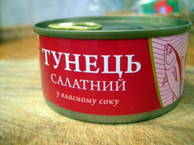 Салат с тунцом, кукурузой и горошком
