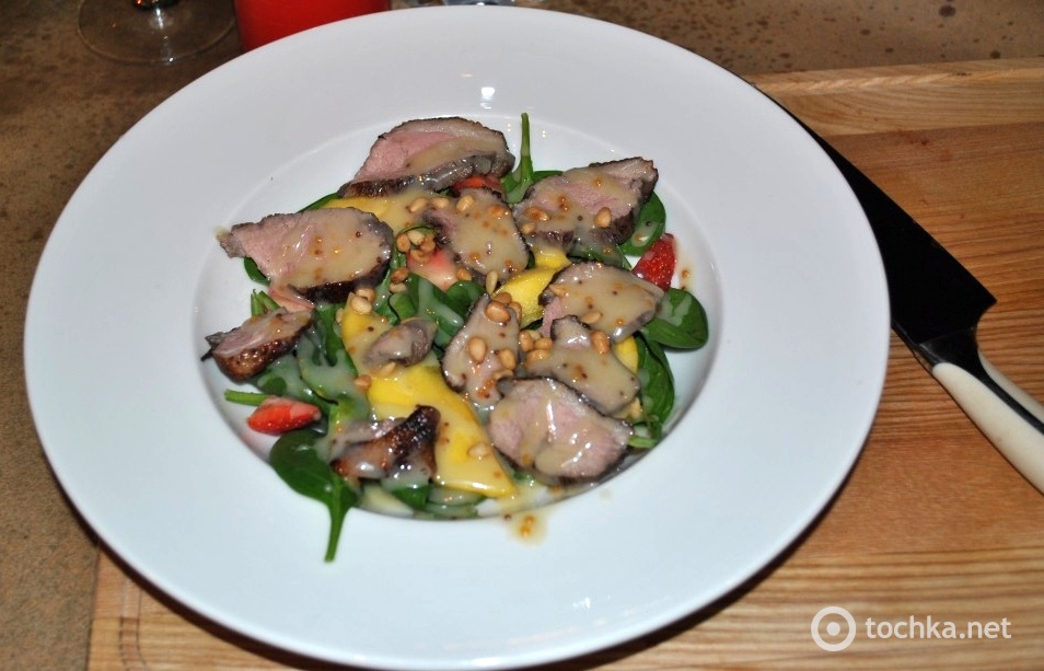 Как приготовить утку - Салат из копченой утки с манго и медово-горчичным соусом