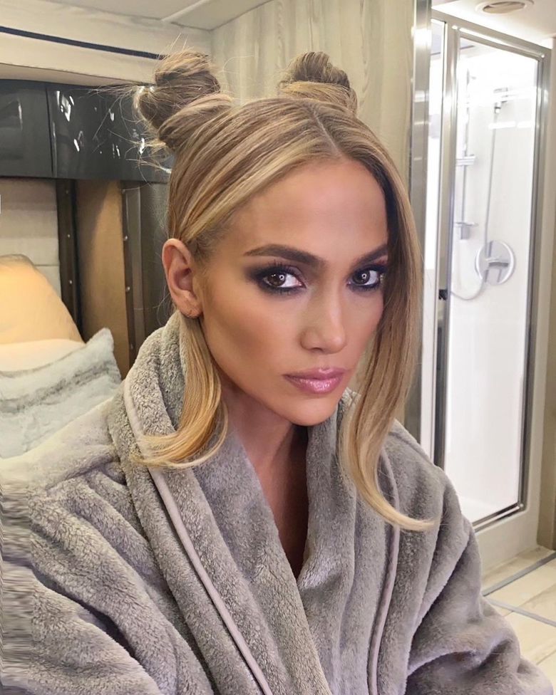 Два пучка — модна зачіска на весну 2021