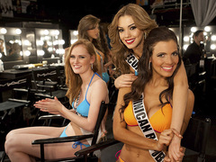 Мисс Вселенная 2012, выход в купальниках