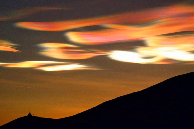 Що потрібно побачити взимку: Перламутрові хмари в Клондайку