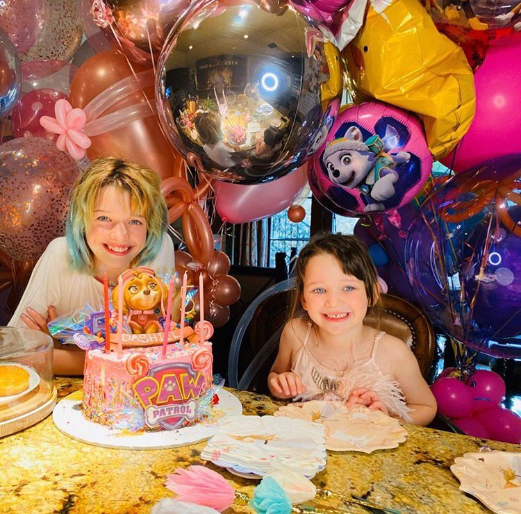 Яркое день рождения средней дочери Милы Йовович