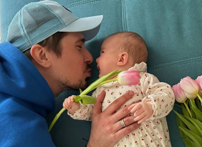 Позитив запостив милі фото з прогулянки з 4-місячною дочкою