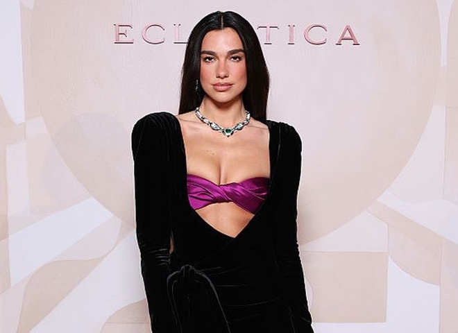 Дуа Ліпа допомогла купити пікап для українських медиків на фронт