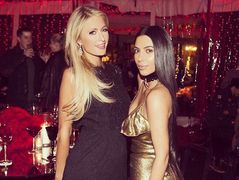 Ким Кардашьян отметила рождество в откровенном платье