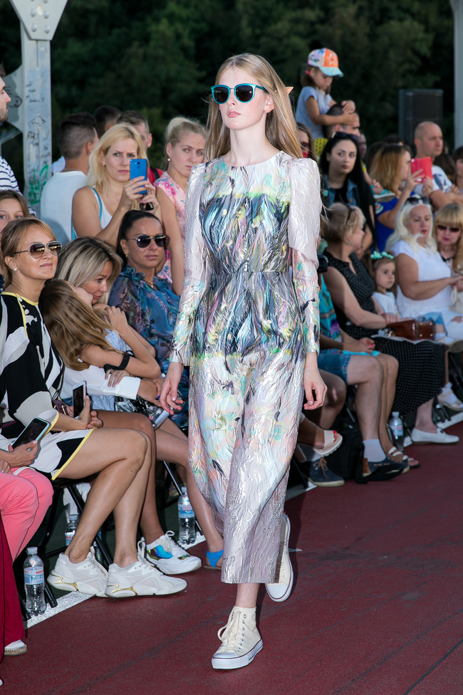 Fashion Show SEREBROVA SS20 на Пешеходном мосту через Днепр: фотоотчёт