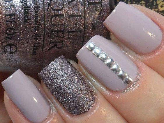 Маникюр с крупными блестками